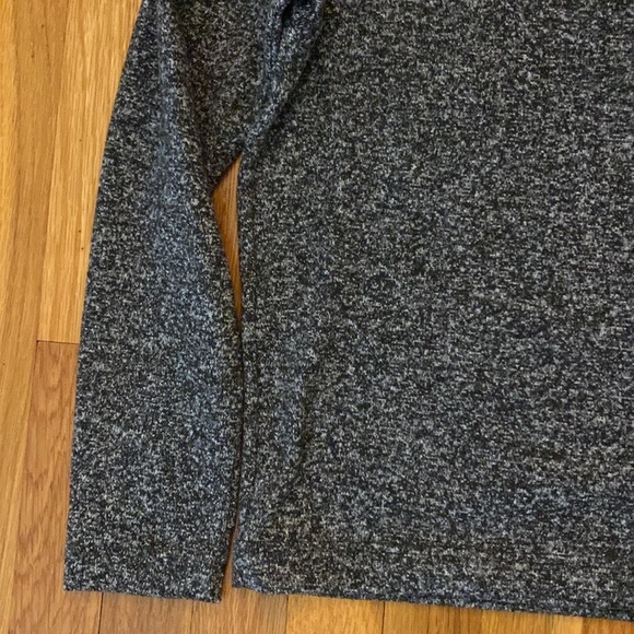 Uniqlo Women’s Gray Turtle Neck Shirt Size M - Picture 3 of 7